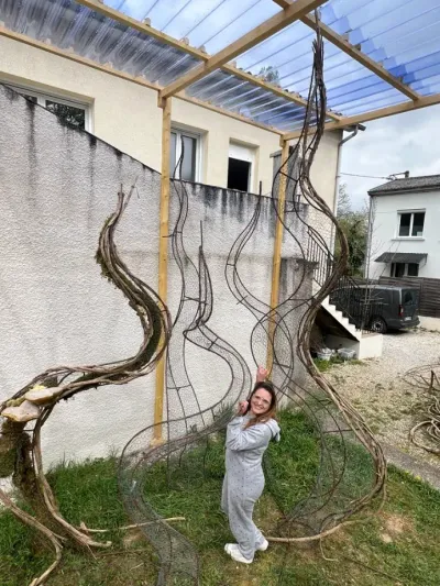 Armature en fer et grillage des spirales de la scénographie végétale avant habillage, sous l'abri de montage