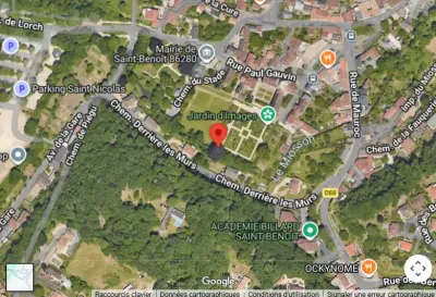 Vue satellite de Saint-Benoît, repère placé sur le Jardin d'Images, entre la mairie et le chemin Derrière les Murs