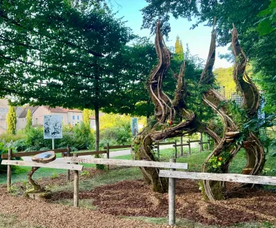 Scénographie végétale en spirales de lianes installée au Jardin d'Images de Saint-Benoît, derrière une barrière