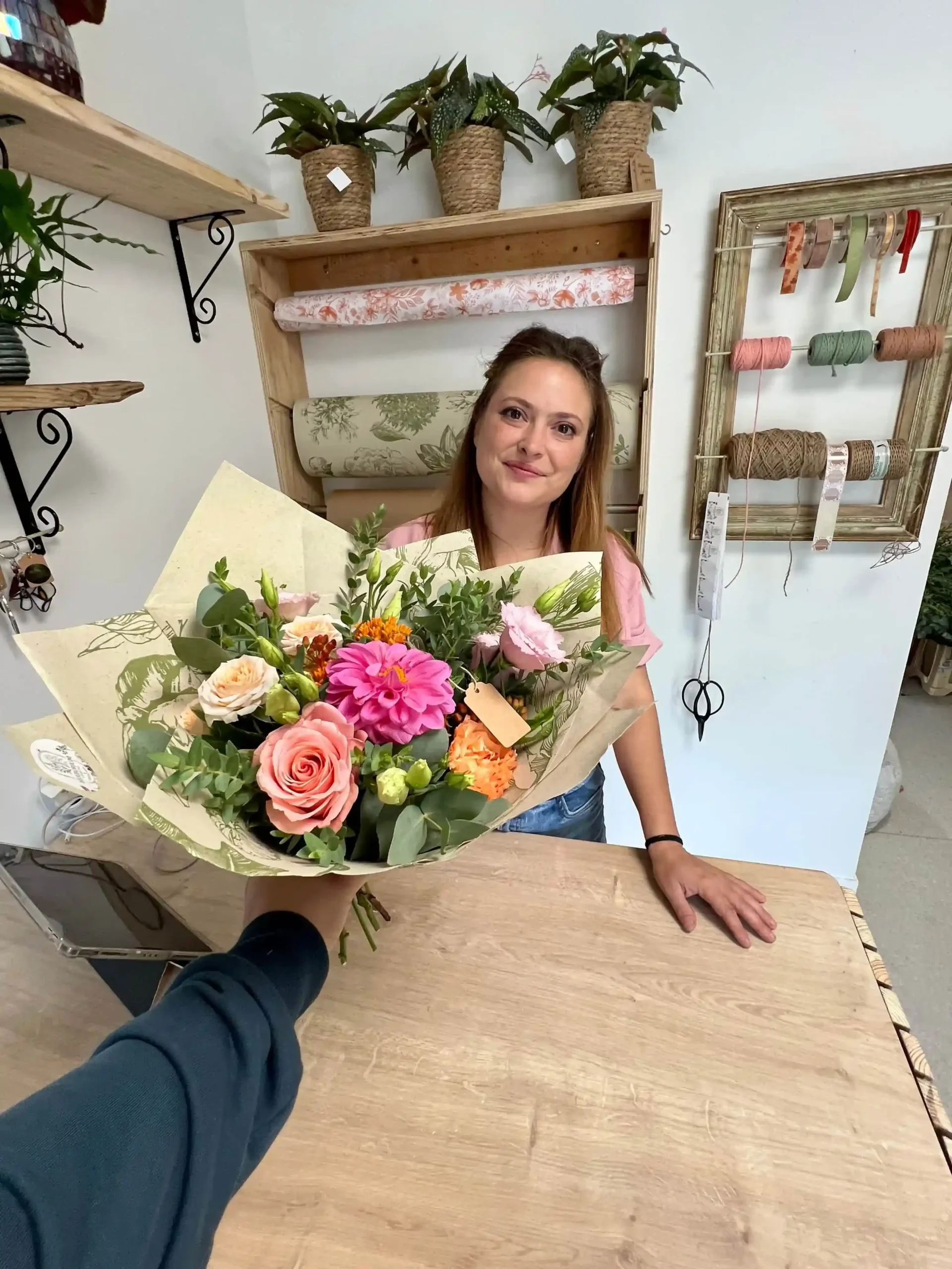 Accueil au comptoir par Léa Mahe avec bouquet de saison Accueil au comptoir par Léa Mahé avec bouquet de saison