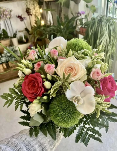 Composition florale en contenant (roses, orchidée)