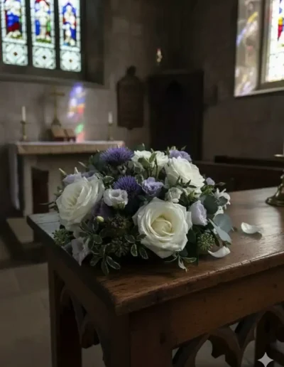 Composition funéraire blanc–lavande pour église, roses et chardons — service à Poitiers