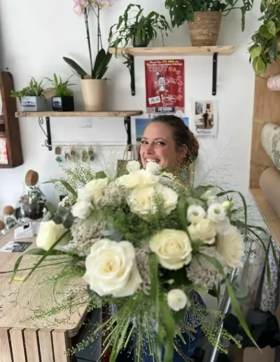 Léa Mahé , artisan fleuriste à Poitiers en confection de bouquets de roses blanches