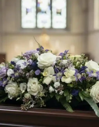 essus de cercueil blanc et mauve pour cérémonie funéraire à Poitiers – Herborium