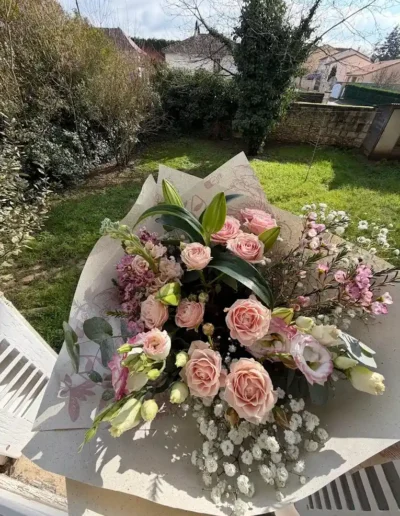 Bouquet de fleurs pastel en extérieur, création d'artisan fleuriste près de Poitiers.
