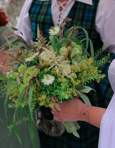 Bouquet de mariée au style champêtre et sauvage dans les tons verts, composition florale originale