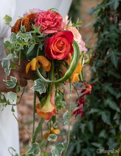 Bouquet de mariée en cascade avec roses orange et lierre, création florale sur mesure proche Poitiers.