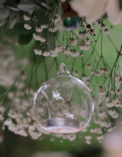 Bulle en verre suspendue avec fleurs de gypsophile, idée de décoration romantique pour une salle de mariage