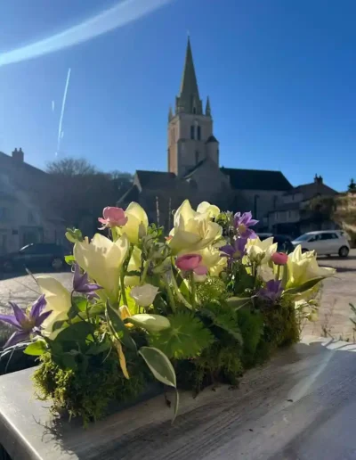 Composition florale horizontale de fleurs francaise avec abbaye de Saint-Benoît en fond