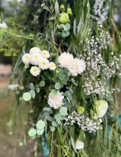 Détail de suspension florale champêtre avec feuillage et fleurs blanches par votre artisan fleuriste