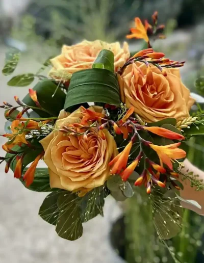 Élégant bouquet de roses orange et jaunes, idéal pour un mariage dans la Vienne.