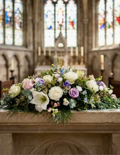 Raquette de deuil en fleurs blanches et mauves posée sur l autel d'une église, composition pour obsèques près de Poitiers.