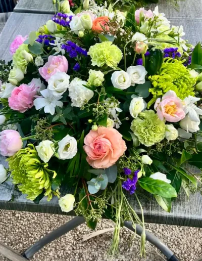 Coussin de fleurs deuil rond cree par une artisan fleuriste a poitiers