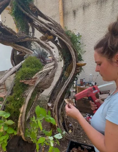 Design vegetal collage des ecorces et des champignons dores sur la structure par Herborium