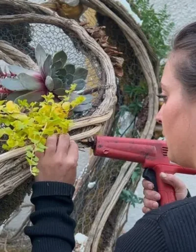 Detail de la scenographie vegetale sur mesure avec integration de succulentes et de feuillages frais