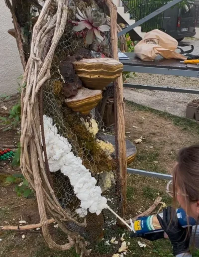 Etape de creation de la scenographie vegetale application de mousse pour sculpter les volumes organiques