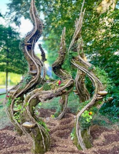 Installation finale de la scenographie vegetale Peoch en exterieur avec sa mousse et ses lianes naturelles