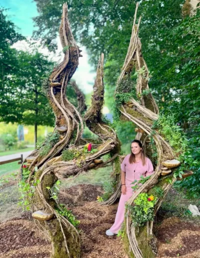 La scenographe vegetale Lea Mahe pose devant son oeuvre Peoch installee en pleine nature