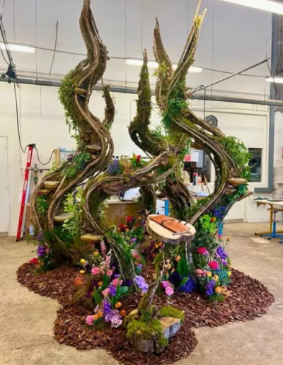 La scenographie vegetale sur mesure installee en atelier avec une base spectaculaire de fleurs colorees
