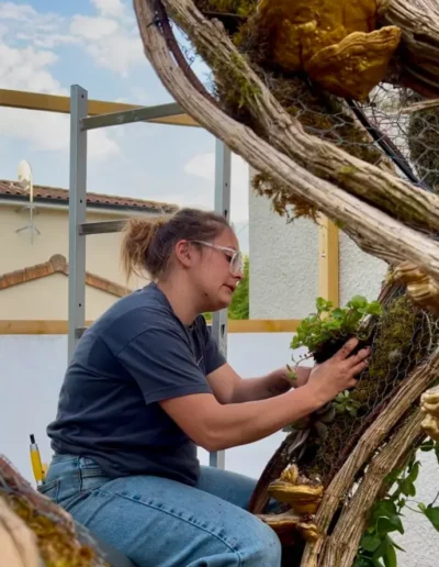 Mise en terre de plantes vivantes dans les jardinieres invisibles de cette scenographie vegetale