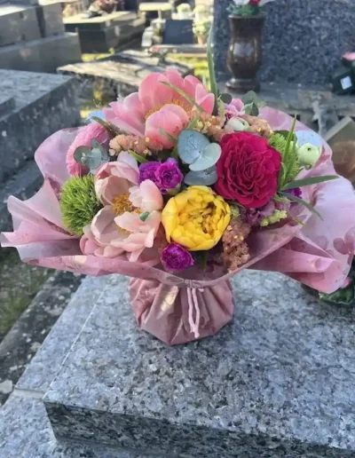bouquet de fleurs colore dans une bulle d eau pose sur une tombe a poitiers