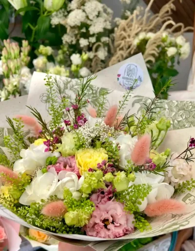 bouquet de fleurs de saison au ton doux cree par une artisan fleuriste a poitiers