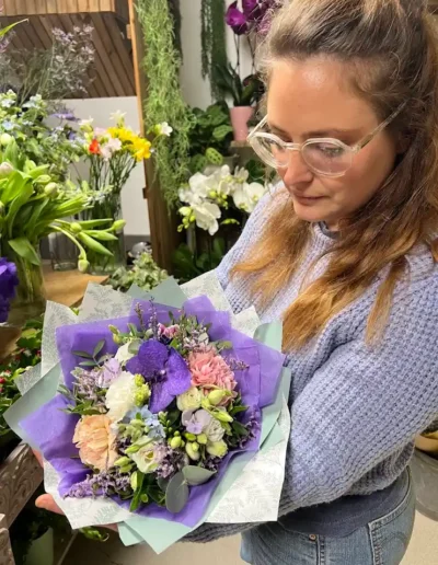 bouquet de fleurs francaise colore tenue par lea mahe artisan fleuriste a poitiers et creatrice d herborium