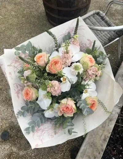 bouquet de fleurs local saumon et blanc fait par un artisan fleuriste a poitiers