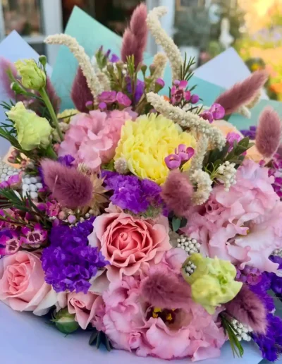 bouquet de roses et fleurs rares cree par une artisan fleuriste diplomee