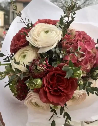 bouquet de roses et renoncules cree par lea mahe artisan fleuriste