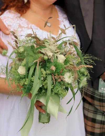 bouquet mariee champetre organique herbes folles nigelle astilbe roses blanches ruban vert main mariee robe dentelle prestation art floral