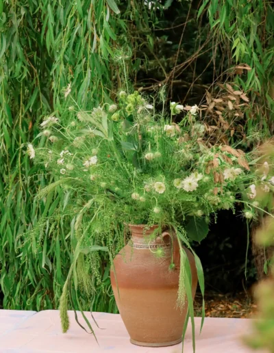 grand centre table mariage sauvage poterie terre cuite herbes folles nigelle astilbe fleurs blanches fond saule pleureur prestation decoration organique