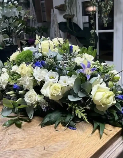 grande raquette de deuil avec des fleurs blanches et de saison cree a poitiers