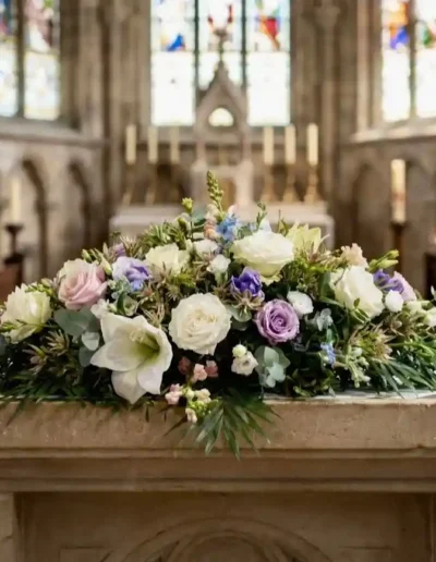 raquette de fleurs de deuil artisanale sur l'autel d'une église a Poitiers