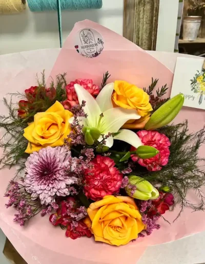 bouquet lumineux lys blanc roses jaunes artisan fleuriste poitiers