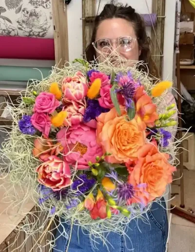 fleuriste poitiers lea avec bouquet sur mesure roses et pivoines